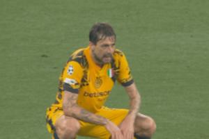 B体育官方网站-真的跑不动了37岁阿切尔比被19岁马尤卢超车，蹲在地上喘粗气