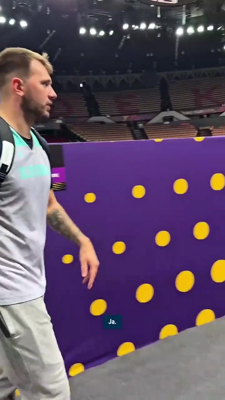 没苦硬吃！队友称若77在通道进三分 他做50个俯卧撑 77背着包扔进